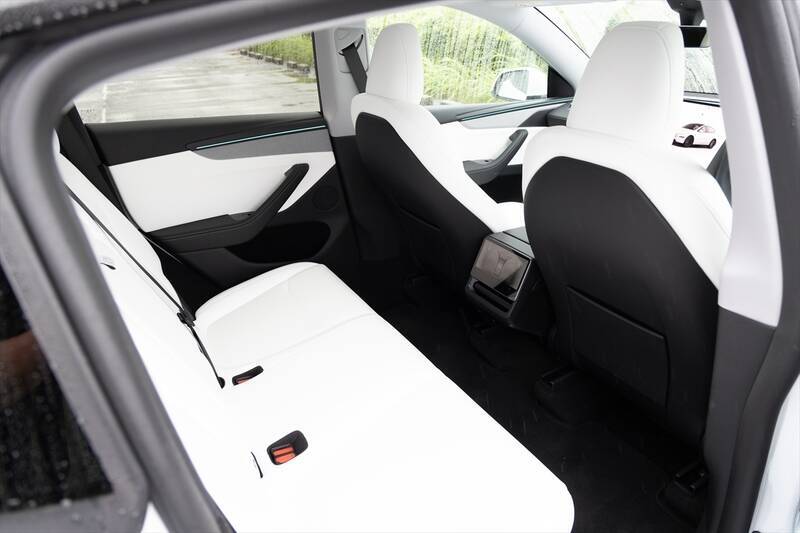 テスラ・モデルYが劇的進化！ スマホ世代を熱狂させる「走る巨大ガジェット」の正体