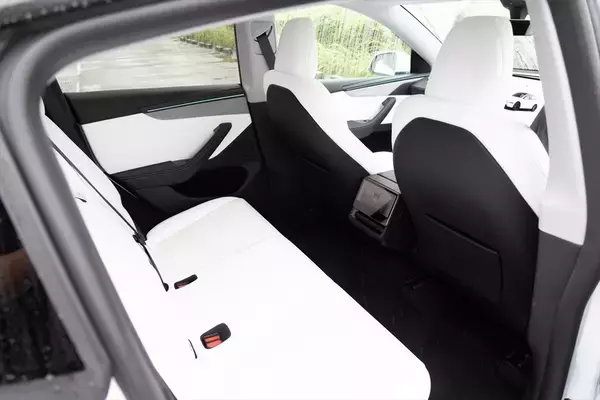 「テスラ・モデルYが劇的進化！ スマホ世代を熱狂させる「走る巨大ガジェット」の正体」の画像