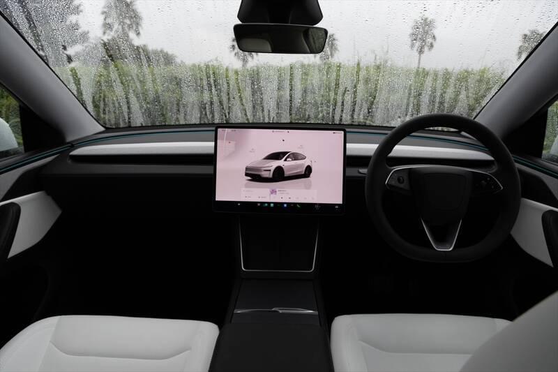 テスラ・モデルYが劇的進化！ スマホ世代を熱狂させる「走る巨大ガジェット」の正体