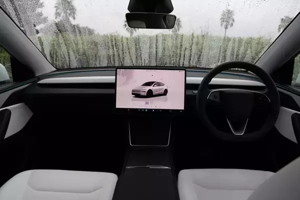 「テスラ・モデルYが劇的進化！ スマホ世代を熱狂させる「走る巨大ガジェット」の正体」の画像