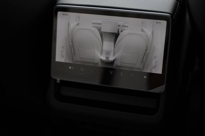 テスラ・モデルYが劇的進化！ スマホ世代を熱狂させる「走る巨大ガジェット」の正体