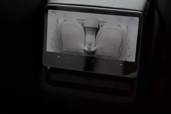 「テスラ・モデルYが劇的進化！ スマホ世代を熱狂させる「走る巨大ガジェット」の正体」の画像