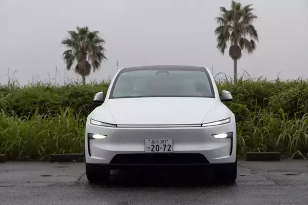 「テスラ・モデルYが劇的進化！ スマホ世代を熱狂させる「走る巨大ガジェット」の正体」の画像