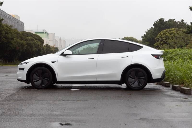 テスラ・モデルYが劇的進化！ スマホ世代を熱狂させる「走る巨大ガジェット」の正体