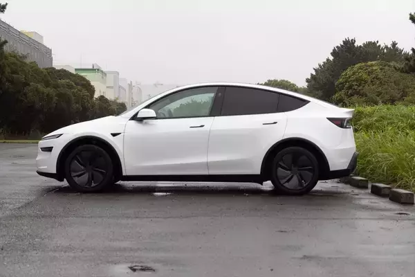 「テスラ・モデルYが劇的進化！ スマホ世代を熱狂させる「走る巨大ガジェット」の正体」の画像