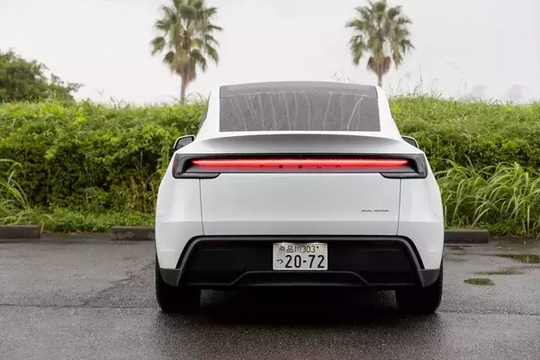 「テスラ・モデルYが劇的進化！ スマホ世代を熱狂させる「走る巨大ガジェット」の正体」の画像