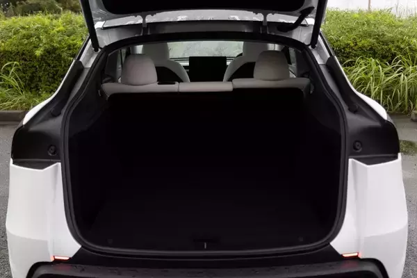 「テスラ・モデルYが劇的進化！ スマホ世代を熱狂させる「走る巨大ガジェット」の正体」の画像