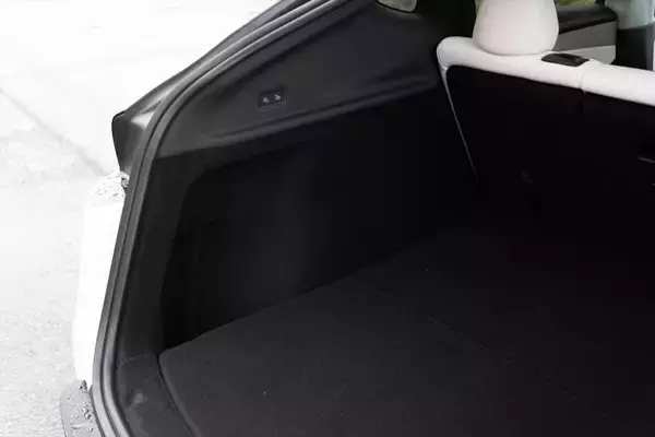 「テスラ・モデルYが劇的進化！ スマホ世代を熱狂させる「走る巨大ガジェット」の正体」の画像