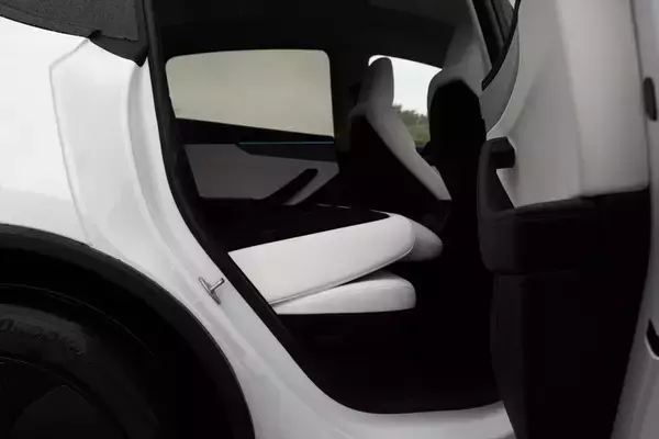 「テスラ・モデルYが劇的進化！ スマホ世代を熱狂させる「走る巨大ガジェット」の正体」の画像