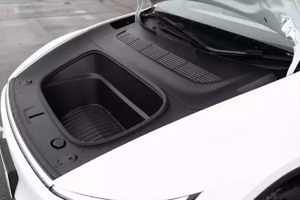 「テスラ・モデルYが劇的進化！ スマホ世代を熱狂させる「走る巨大ガジェット」の正体」の画像