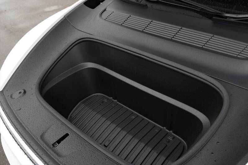 テスラ・モデルYが劇的進化！ スマホ世代を熱狂させる「走る巨大ガジェット」の正体