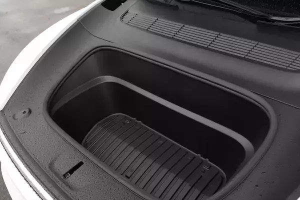 「テスラ・モデルYが劇的進化！ スマホ世代を熱狂させる「走る巨大ガジェット」の正体」の画像