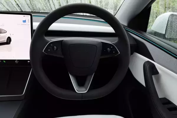 「テスラ・モデルYが劇的進化！ スマホ世代を熱狂させる「走る巨大ガジェット」の正体」の画像