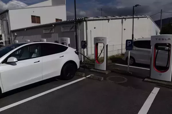 「テスラ・モデルYが劇的進化！ スマホ世代を熱狂させる「走る巨大ガジェット」の正体」の画像