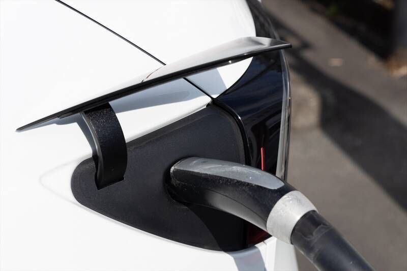 テスラ・モデルYが劇的進化！ スマホ世代を熱狂させる「走る巨大ガジェット」の正体