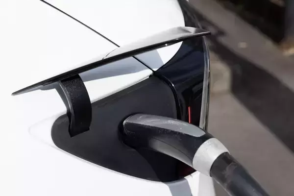 「テスラ・モデルYが劇的進化！ スマホ世代を熱狂させる「走る巨大ガジェット」の正体」の画像