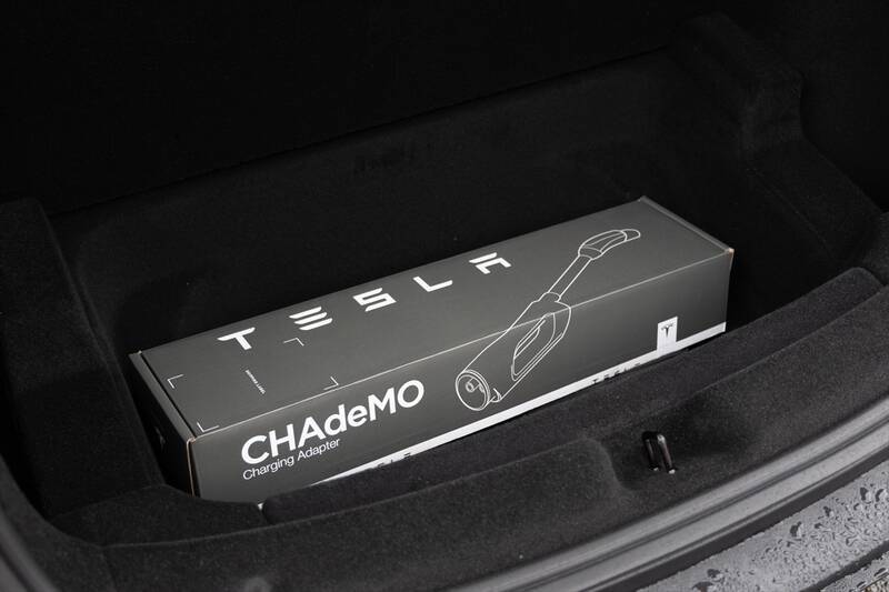 テスラ・モデルYが劇的進化！ スマホ世代を熱狂させる「走る巨大ガジェット」の正体