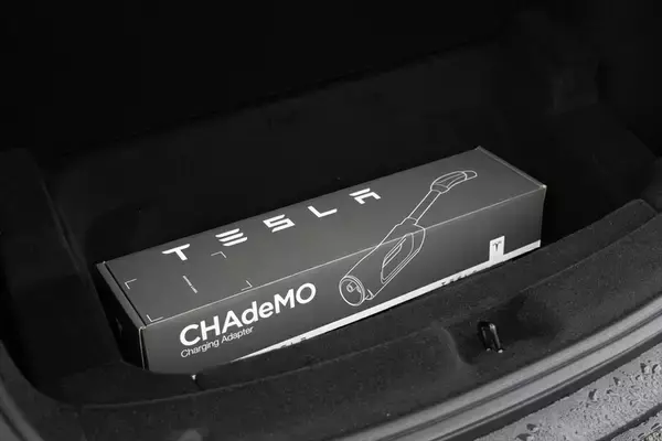 「テスラ・モデルYが劇的進化！ スマホ世代を熱狂させる「走る巨大ガジェット」の正体」の画像