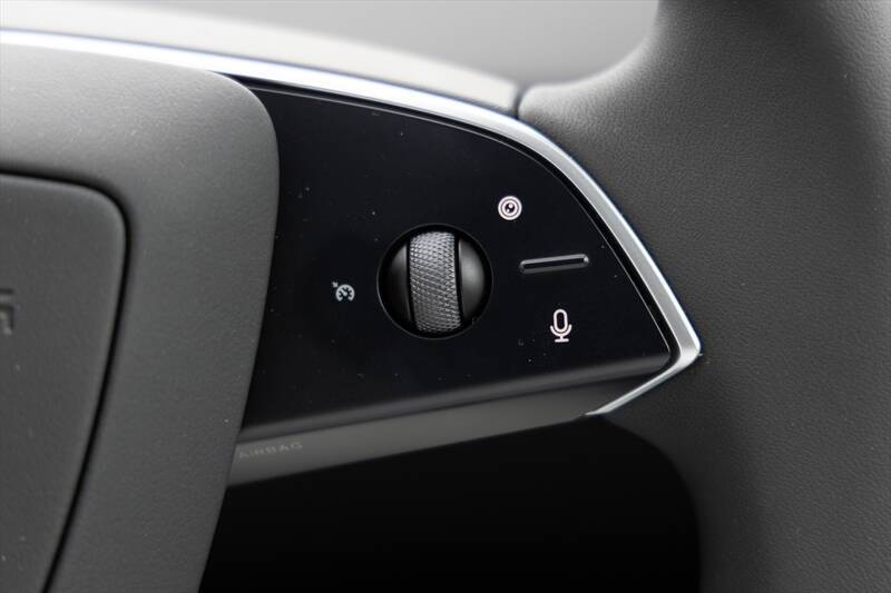 テスラ・モデルYが劇的進化！ スマホ世代を熱狂させる「走る巨大ガジェット」の正体