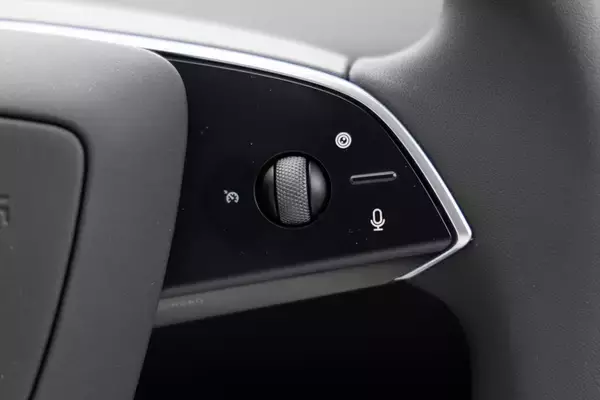 「テスラ・モデルYが劇的進化！ スマホ世代を熱狂させる「走る巨大ガジェット」の正体」の画像