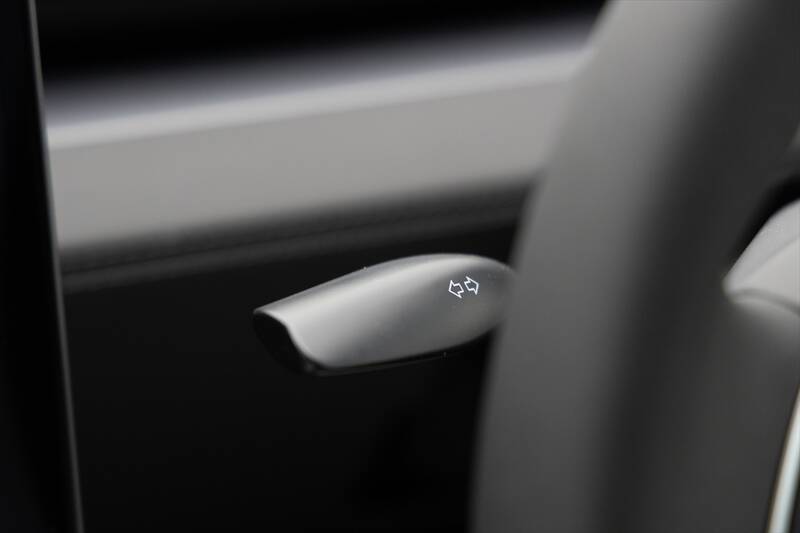 テスラ・モデルYが劇的進化！ スマホ世代を熱狂させる「走る巨大ガジェット」の正体