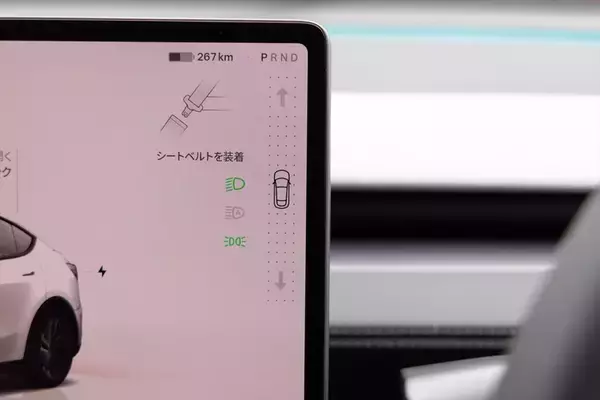 「テスラ・モデルYが劇的進化！ スマホ世代を熱狂させる「走る巨大ガジェット」の正体」の画像