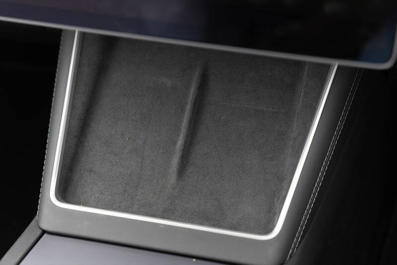 テスラ・モデルYが劇的進化！ スマホ世代を熱狂させる「走る巨大ガジェット」の正体