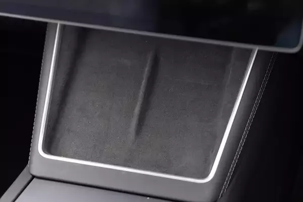 「テスラ・モデルYが劇的進化！ スマホ世代を熱狂させる「走る巨大ガジェット」の正体」の画像