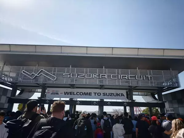 「F1はもはや「レースを見ない」時代に？ 鈴鹿サーキットで気づいた若者と女性の観戦スタイル」の画像