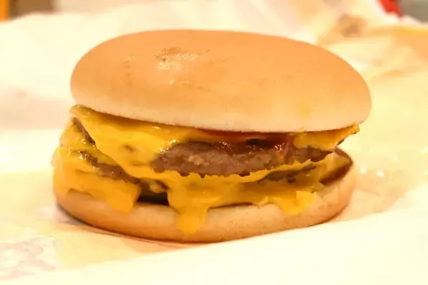 「【本日】マクドナルド新作「焦がしにんにくマヨ」「油淋鶏マヨチキン」スタート」の画像