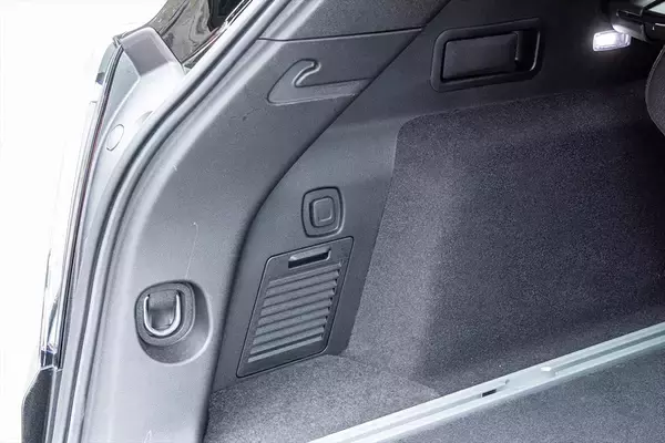 「【アメ車ってどうよ？】970万円の価値は本物？ キャデラック「XT5」が予想外に最高だった理由」の画像