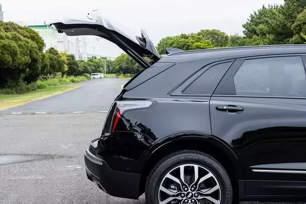 「【アメ車ってどうよ？】970万円の価値は本物？ キャデラック「XT5」が予想外に最高だった理由」の画像