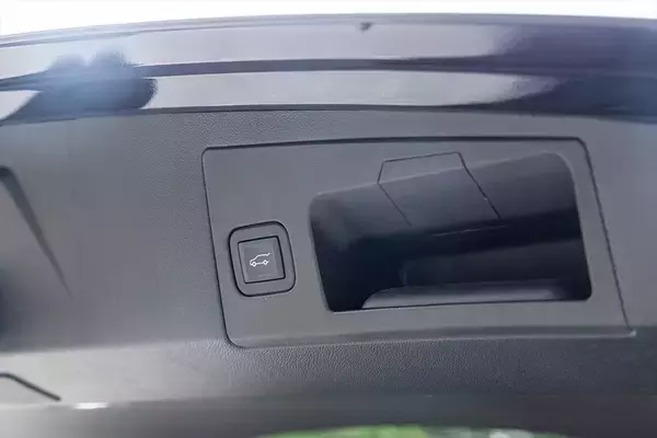 「【アメ車ってどうよ？】970万円の価値は本物？ キャデラック「XT5」が予想外に最高だった理由」の画像