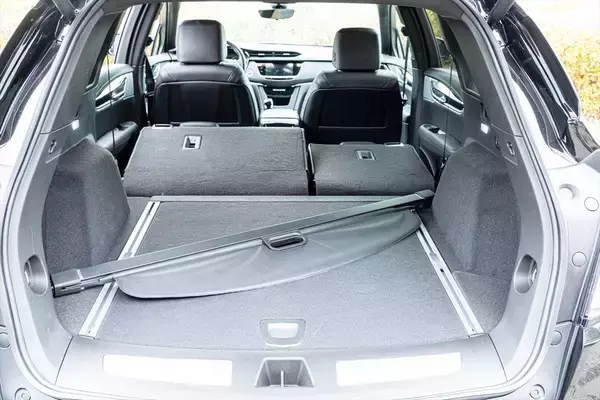 「【アメ車ってどうよ？】970万円の価値は本物？ キャデラック「XT5」が予想外に最高だった理由」の画像