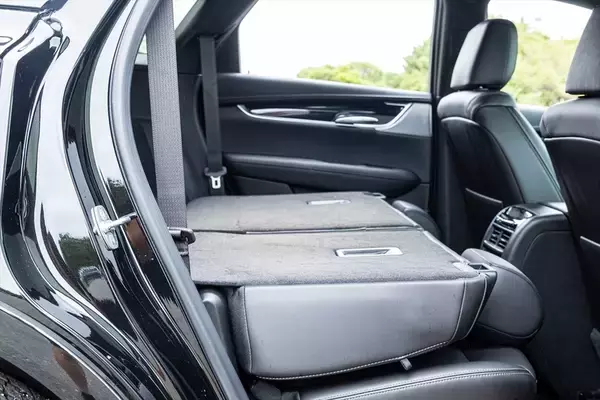 「【アメ車ってどうよ？】970万円の価値は本物？ キャデラック「XT5」が予想外に最高だった理由」の画像