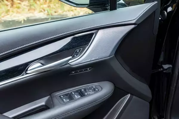 「【アメ車ってどうよ？】970万円の価値は本物？ キャデラック「XT5」が予想外に最高だった理由」の画像