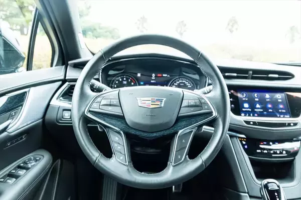 「【アメ車ってどうよ？】970万円の価値は本物？ キャデラック「XT5」が予想外に最高だった理由」の画像