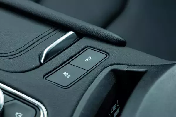 「【アメ車ってどうよ？】970万円の価値は本物？ キャデラック「XT5」が予想外に最高だった理由」の画像