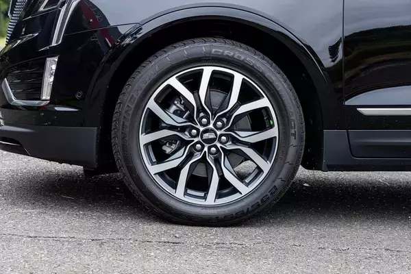 「【アメ車ってどうよ？】970万円の価値は本物？ キャデラック「XT5」が予想外に最高だった理由」の画像