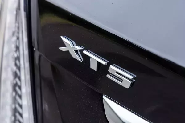 「【アメ車ってどうよ？】970万円の価値は本物？ キャデラック「XT5」が予想外に最高だった理由」の画像