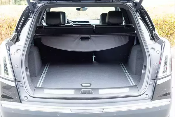 「【アメ車ってどうよ？】970万円の価値は本物？ キャデラック「XT5」が予想外に最高だった理由」の画像