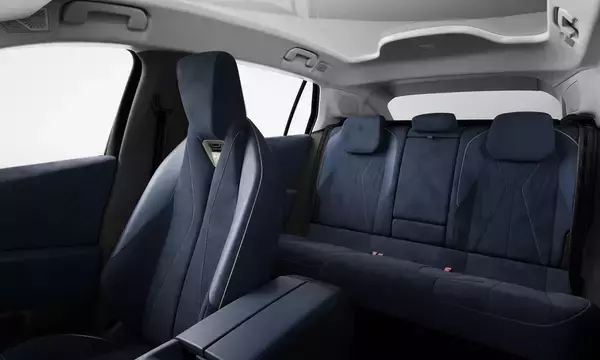 「DS新型「DS N°7」、内装に専用アルカンターラ採用　“Blu Eterno”で高級感と環境配慮を両立」の画像