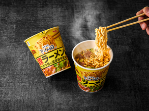 セブンの「とみ田監修 豚ラーメン」がついにカップ麺に！ 濃厚スープ＆にんにく練り込み麺でヤミツキ