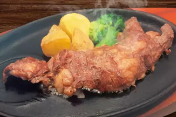 「どん「ステーキ」を880円（税別）とお値打ち提供！ライス・パンは食べ放題【店舗・時間帯限定】」の画像