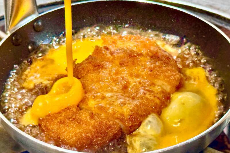 カレーに「カツ玉」がドーン！ 欲望まみれの極太スパ