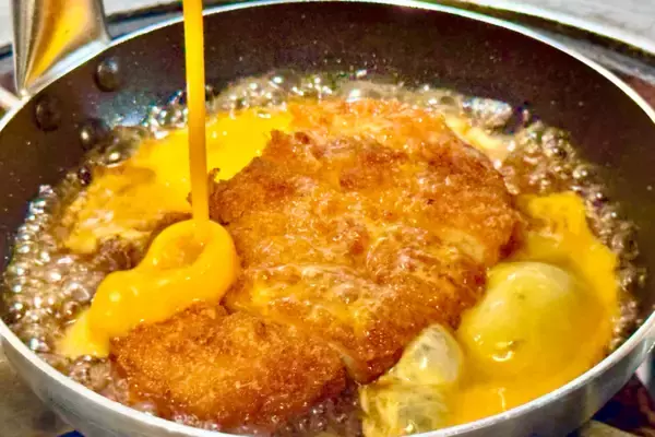 「カレーに「カツ玉」がドーン！ 欲望まみれの極太スパ」の画像