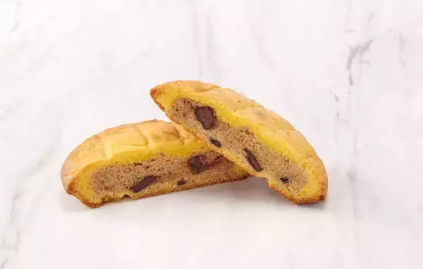 「おいしそ！セブン店内焼き「メロンパンみたいなチョコクッキー」ザクッ＆じゅわっ」の画像