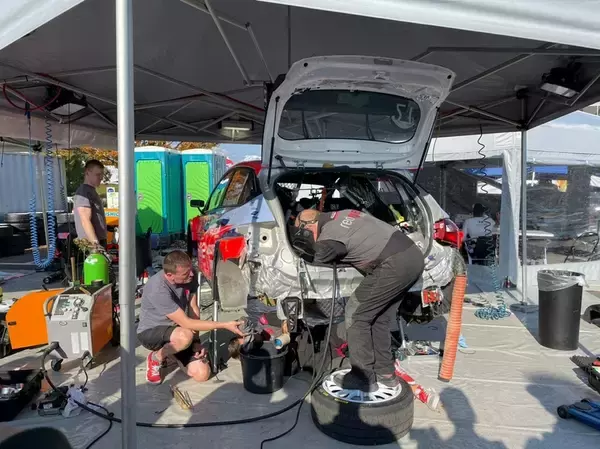 「愛知県出身アイドル・寺坂ユミが初観戦のラリージャパンの興奮とファンの温かさをレポート」の画像