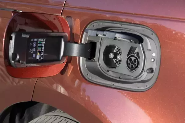 「高級重量SUV対決！ レンジローバー vs メルセデス Gクラス、その違いを探る」の画像