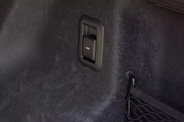 「高級重量SUV対決！ レンジローバー vs メルセデス Gクラス、その違いを探る」の画像